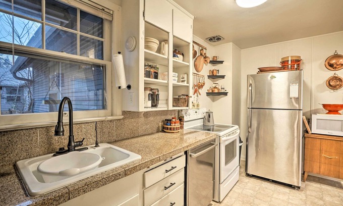 Grants Pass Cottage | ‘Quigley's River Pass’ Cottage w/Private Deck!
