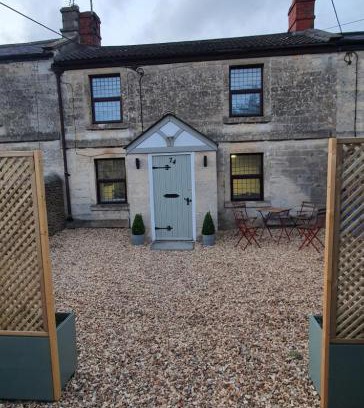 Corsham House | Quirky Cottage - Dogs Welcome