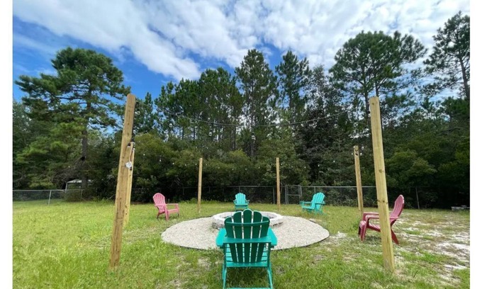 Walthourville House | Quite Oasis,3bd 2bth w/ Outdoor seating & Fire Pit