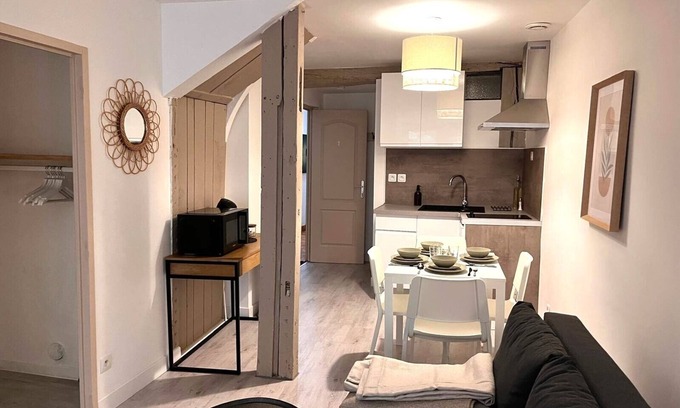 Old Town Apartment | Résidence Champenoise 1, Troyes - France