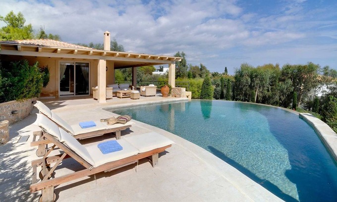 Nafplion City Centre Villa | R 1471 Veronica Villa with BBQ, Fireplace & Sun loungers.