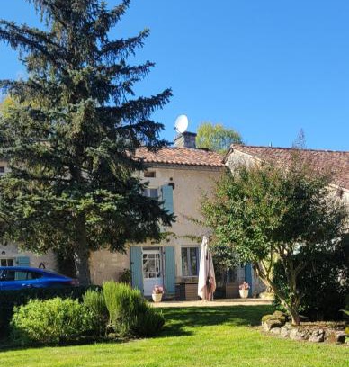 La Rochebeaucourt-et-Argentine Resort | Raisin et Toile - French American Retreat