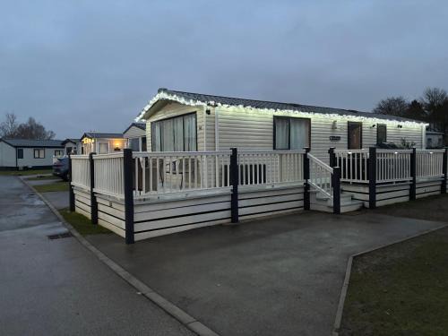 Dogdyke Resort | Rachel Retreat Caravan Kingfisher Court Tattershall Lake