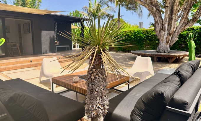 Mar Vista House | Rad Stay Mar Vista. Open concept two bedroom house with large private yard.