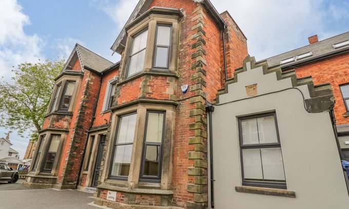 Scarborough City Centre Cottage | RAILWAY HOUSE, family friendly, with hot tub in Scarborough