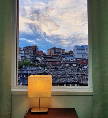 Gahoe-dong Apartment | Rakidang Stay 樂異堂 한옥마을이 창가에 담기는 집
