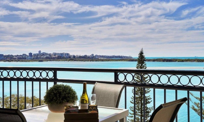 Golden Beach Apartment | RAMADA UNIT 812 - Beachfront holidaying at its best