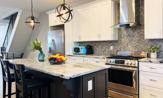 Spruce Hill Apartment | Ramblei near SJU & CHOP/8-Bedroom House
