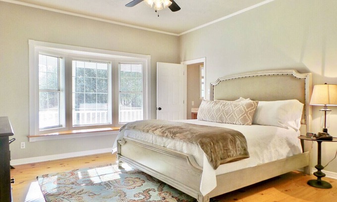Wellborn Apartment | Rambling Ranch: Space & Charm