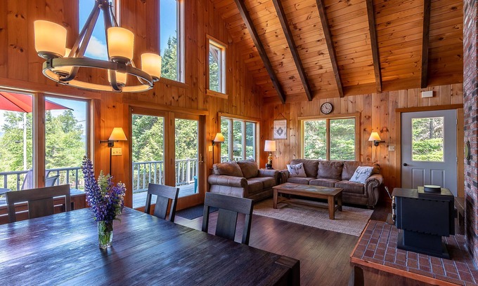 Rangeley Cabin | Rangeley 4-Season Retreat – Water and Sunset Views – Wood Stove – Game Room