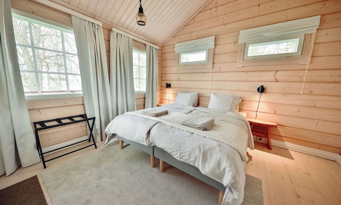 Loppi Cabin | Rantamökki offers a compact accommodation for two people, right by the water.