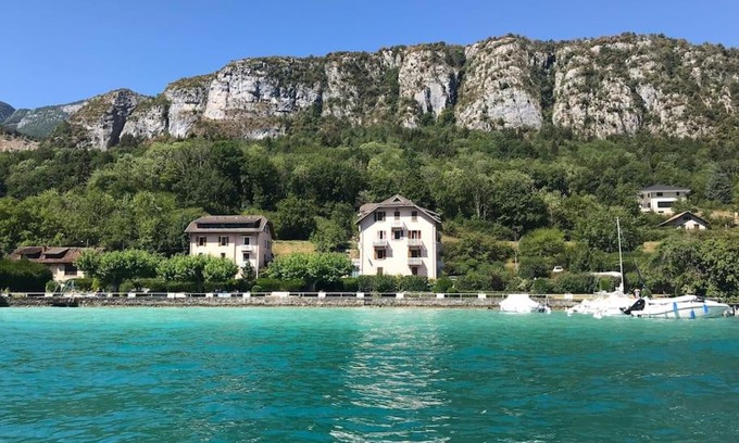 Bredannaz Apartment | Rare 2 bedroom with private beach on Lake Annecy