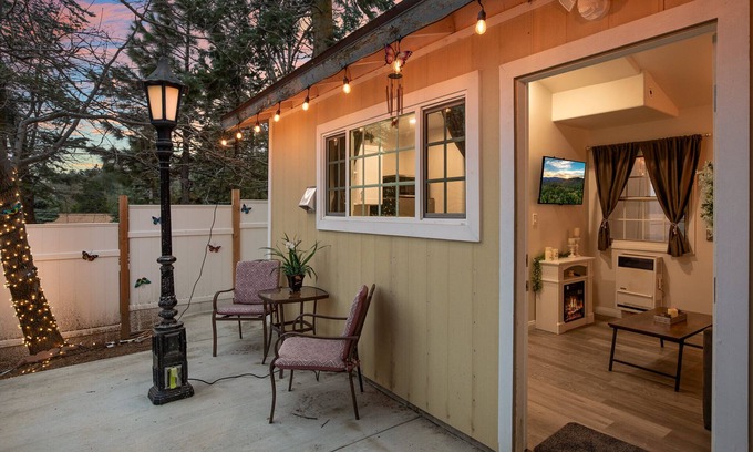 Twin Peaks Cottage | RARE Candlelight Cottage - Cozy Private Modern Romantic