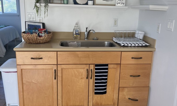 Coconut Grove Apartment | Rare find! Kailua Beach Loft style - 4 mins from the beach!