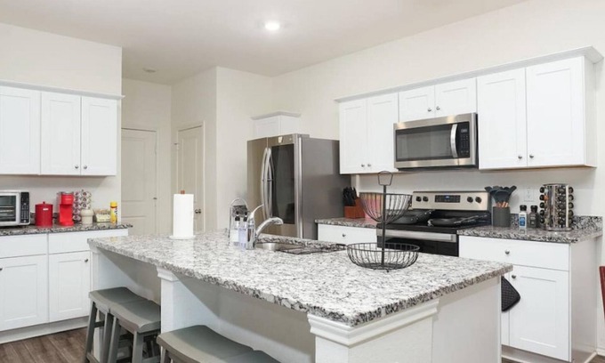 Medina Valley House | Rare Find Sleeps 13 Family Fun
