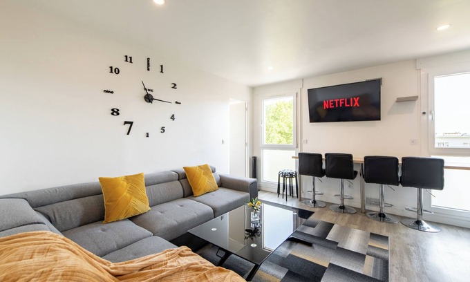 Mont-Mesly Apartment | Rare! Large 4-bedroom apt. I Disney & Paris 30 min I Near Metro & Free Parking