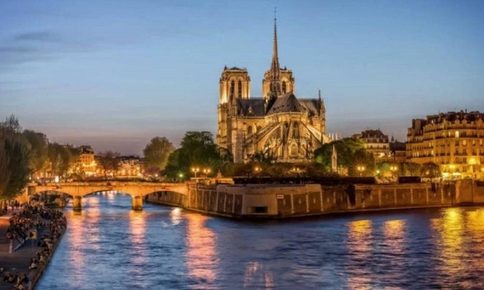 Notre Dame Apartment | RARE!Paris 4th CITE ISLAND Notre Dame-SUPERB VIEWS directly facing the NotreDame
