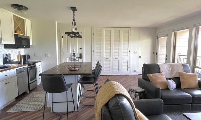 Bend Condo | Ravens Ridge at Seventh Mountain Guest Favorite: Cozy Top Floor Retreat!