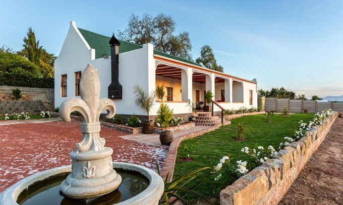 Oudtshoorn House | Ravenscliff White House
