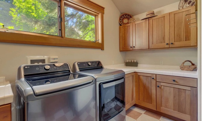 Olympic Valley Ski Chalet | Ravenscroft - Four bedroom ski chalet in Palisades+On shuttle+AC+Lake Tahoe