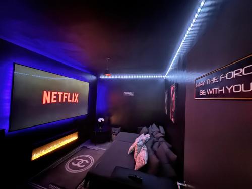 Bradford Apartment | Rawson Apartments - Stylish City Centre Hideaway with 85 inch TV Cinema Room & Pool Table