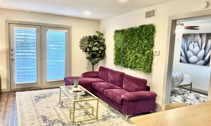 Oak Lawn Apartment | Reagan 105: Charming 1-bedroom apartment in superb Dallas with AC