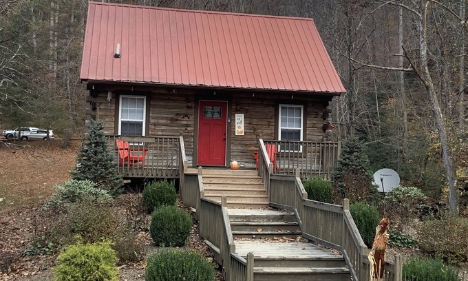 Deep Gap Cabin | Real Log Cabin, Beautiful Rushing Trout Stream, Hot Tub, Wifi.