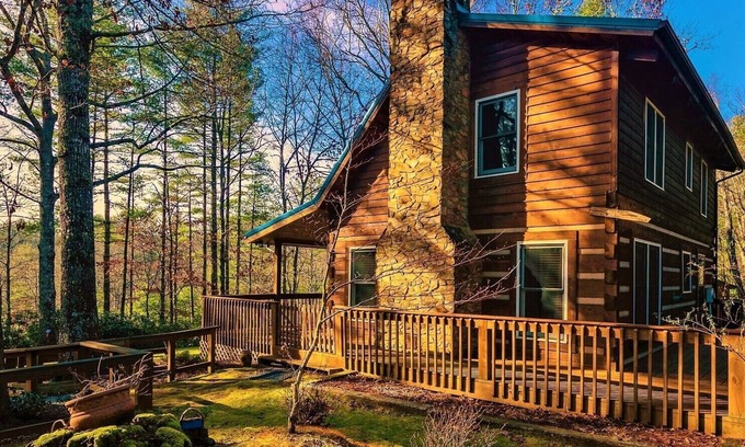 Fleetwood House | Real Log Cabin-Private Setting-Gated Community-Easy Access