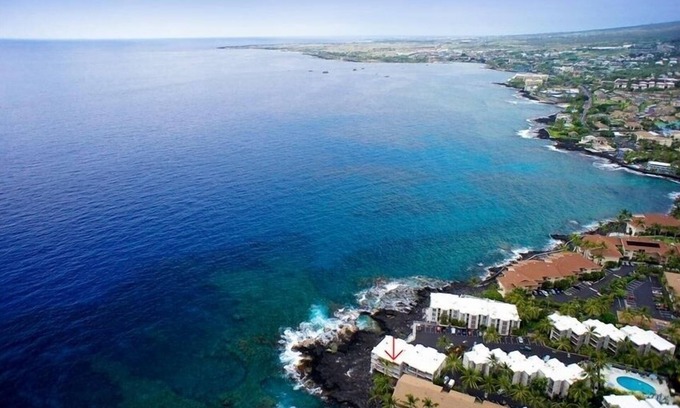 Kailua-Kona Condo | Real Ocean Front living! Private and well maintained! Excellent reviews!