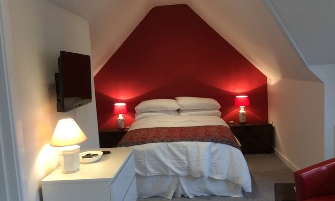 New Forest District Apartment | Recent loft conversion custom built for discerning travelers and holiday makers.