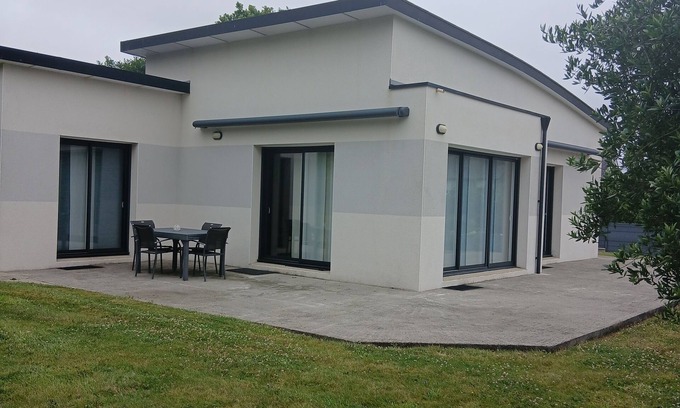 Dineault House | Recent single-storey house between sea and countryside at the entrance to Crozon peninsula