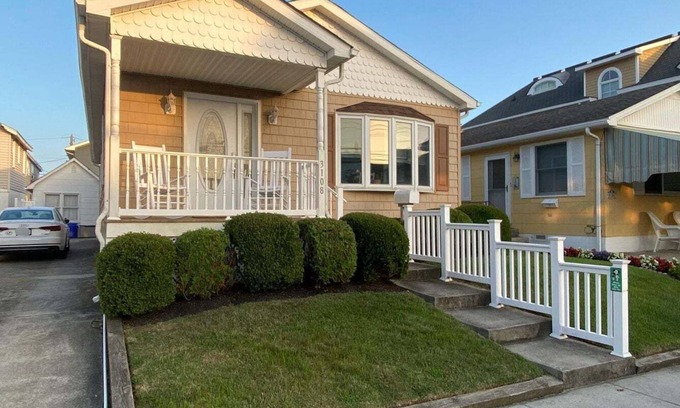Longport House | Recently Remodeled Cottage 2 Blocks to Beach!