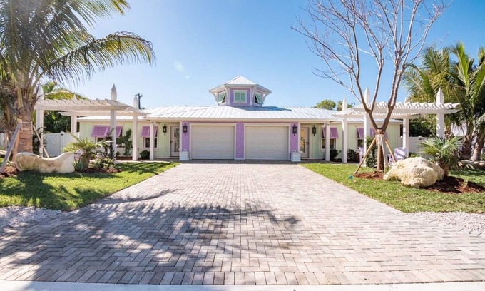 Holmes Beach Cottage | Recently Renovated Luxury Ground Floor Island Home Close to Beach!o Sleeps 4