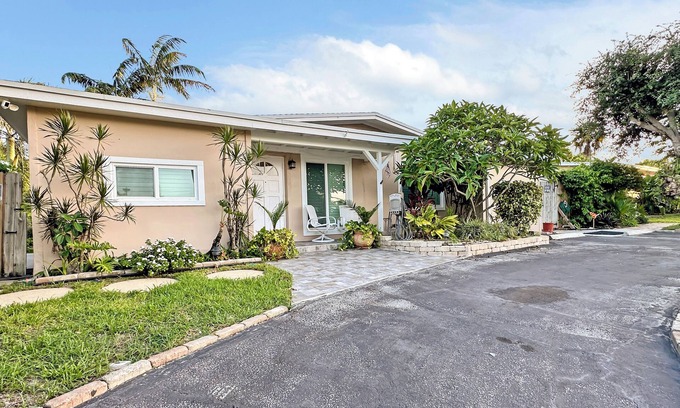 Lantana House | Recently updated 3/1 with pool, wifi, sleeps 9