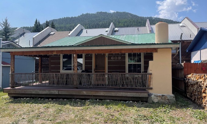 Red River Cabin | Red and Blue 4 U with High Speed Wifi