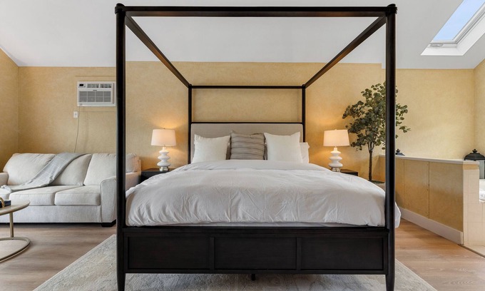 Mendon Apartment | Red Clover Inn Romantic King Suite near Killington