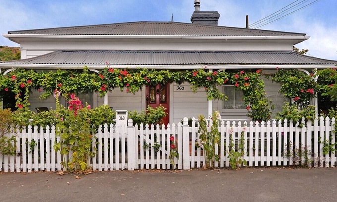 Nelson Cottage | RED DOOR RETREAT - NELSON HOLIDAY HOME, family friendly in Nelson