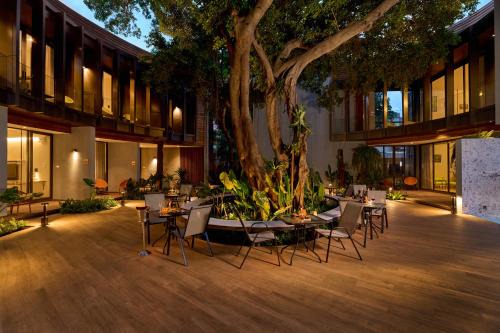 Wat Sam Phraya Hotel | Red Door Samsen Hotel, Bangkok