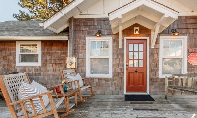 Downtown Cannon Beach House | Red Door Summary: Red
