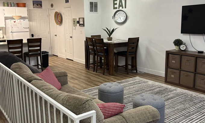 Cedar City Condo | Red Hen Rental - Immaculately clean 2 king bed Condo w/1 full bath & 1 half bath