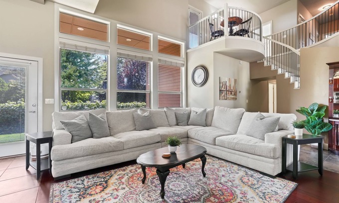 Meridian House | Red Hills Large Meridian Home Sleeps 16+ Theatre Room!