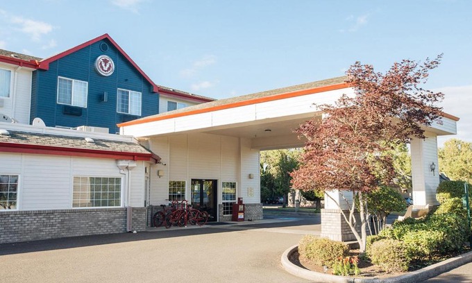 McMinnville Hotel | Red Lion Inn & Suites McMinnville
