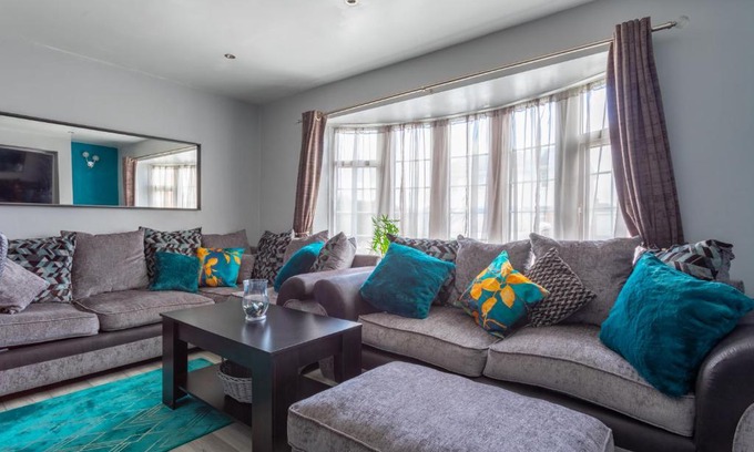 Chapeltown House | Red Lodge Stays - LS8 - close to city center and amenities - private parking - contractor welcome