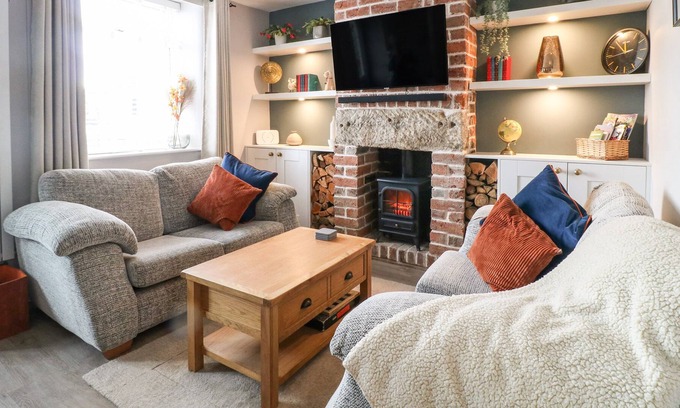 Tupton Cottage | RED ROBIN COTTAGE, pet friendly, with a garden in Tupton