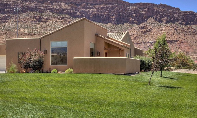 Moab South Valley House | Red Rock & Mountain Views, All the Comforts of Home, Community Pool & Hot Tub