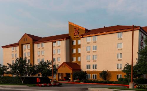 East Garden City Hotel | Red Roof PLUS Long Island - Garden City