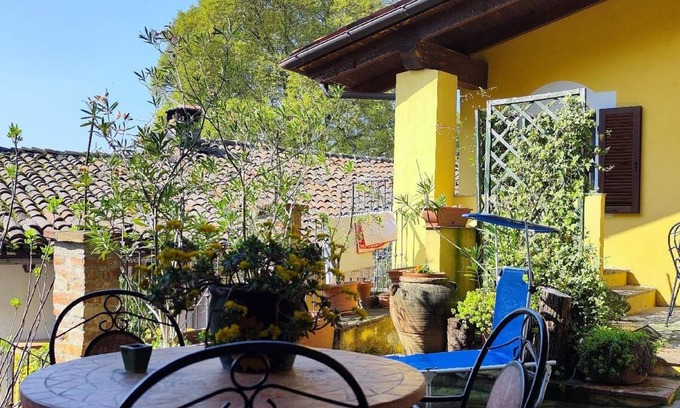 Garibaldi Apartment | Red rose