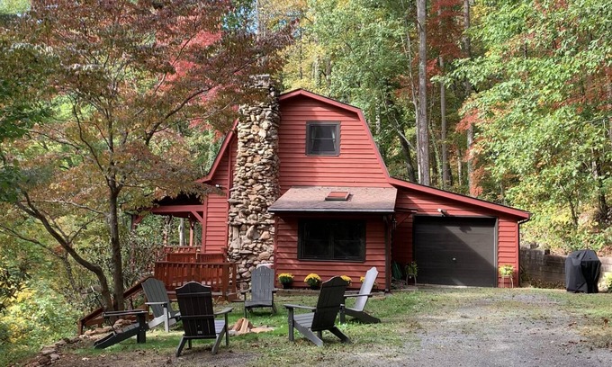 Swannanoa Cabin | Red Stone Retreat-10 Min to Asheville, Game Room, Firepit, Quiet and Secluded