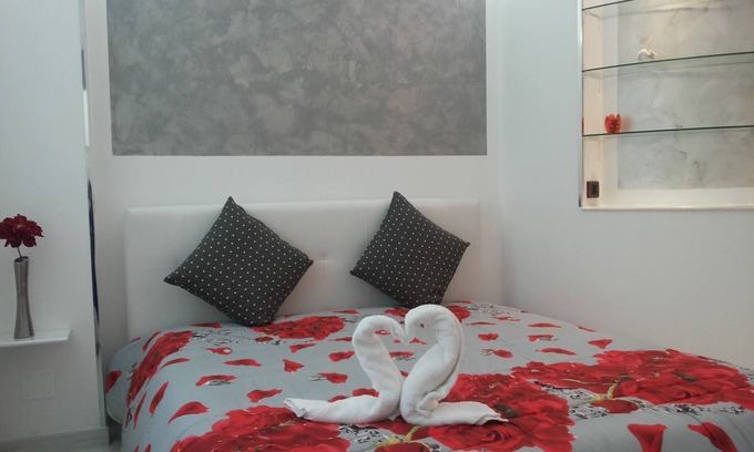 Casa Santa Apartment | RED TULIP APARTMENT WI-FI BICYCLES FREE