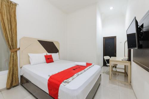 East Jakarta Hotel | RedDoorz at Jatiwaringin near Exit Toll Pondok Gede